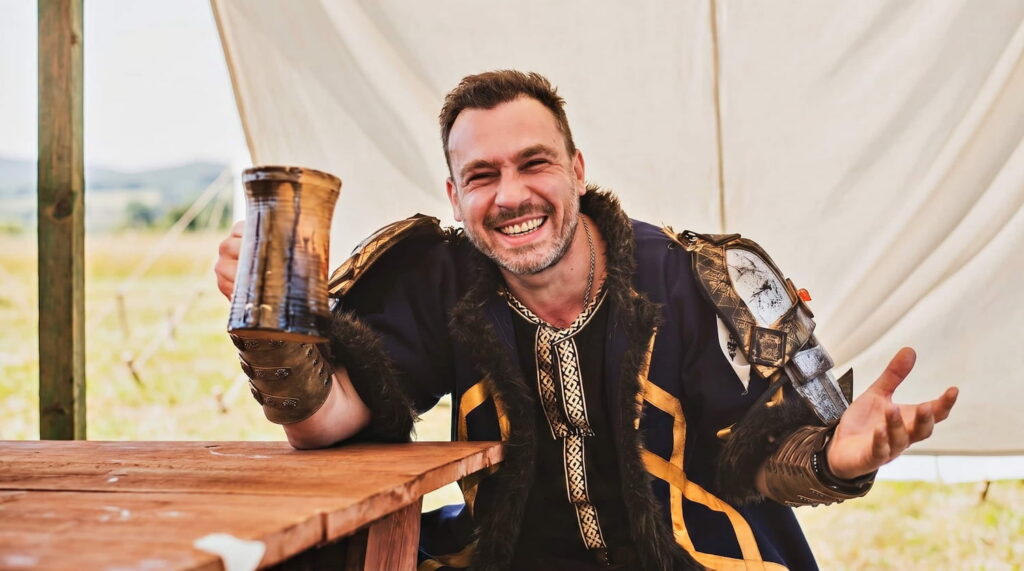 Piotr Rosin w stroju larpowym pod wiatą.
